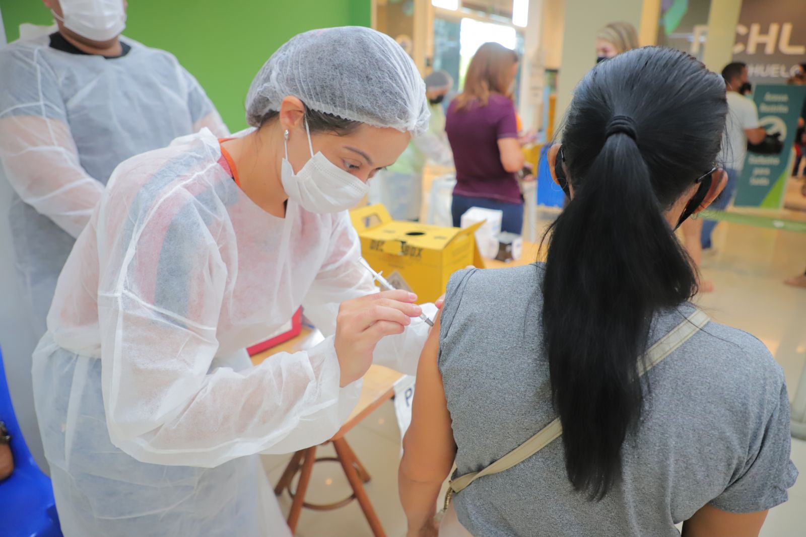 Pontos de vacinação ofertam vacinas contra a covid-19 e H1N1